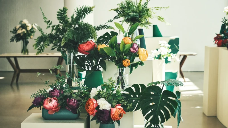 Illustration af botanisk komposition med kunstige blomster og terrakottatoner